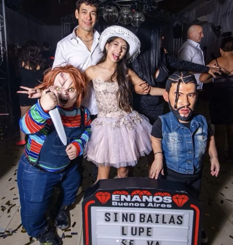 Chucky y Bad Bunny caracterizados posando con la homenajeada en una fiesta de 15