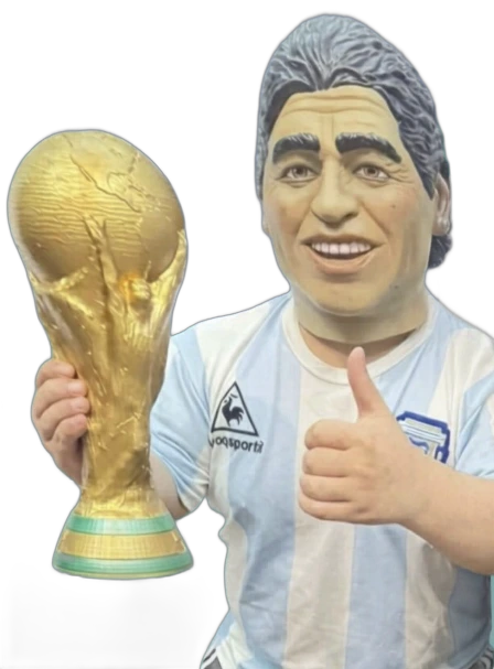 Artista caracterizado de Maradona con la copa del mundo